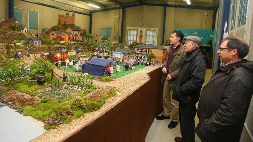 Espectadores en el Belén tradicional de Cabañas Raras. Foto: César Sánchez / ICAL.