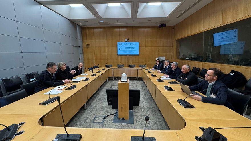 El presidente de Canarias, Fernando Clavijo, durante una reunión con miembros de la OCDE