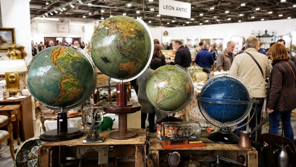 La feria de antigüedades León Antic saca a la luz miles de piezas únicas para viajar a otras épocas