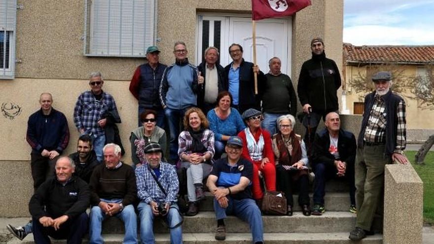 Los voluntarios de Promonumenta y El Embrujo de la Valduerna. / David Gustavo López