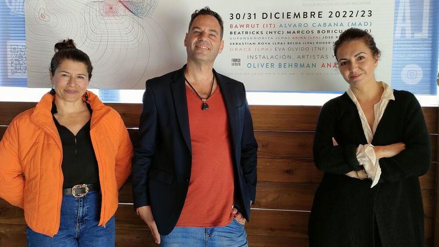 La artista Ana Beltrá, junto a José Alberto Medina y a Dácil Manrique de Lara Millares, directora artística del Festival Solar