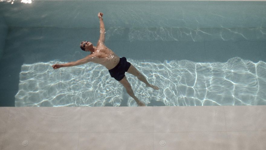 El ficticio president del Govern balear se da un chapuzón.