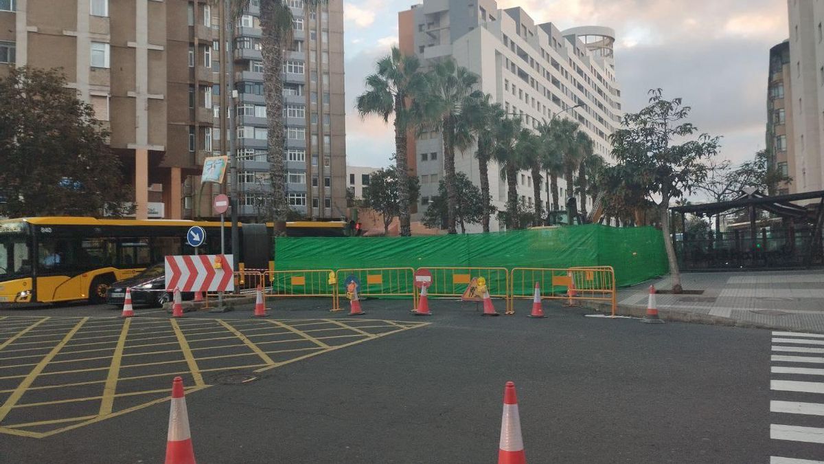 La rotura de una tubería en plena avenida de Mesa y López obliga a cortar tres carriles durante varios días