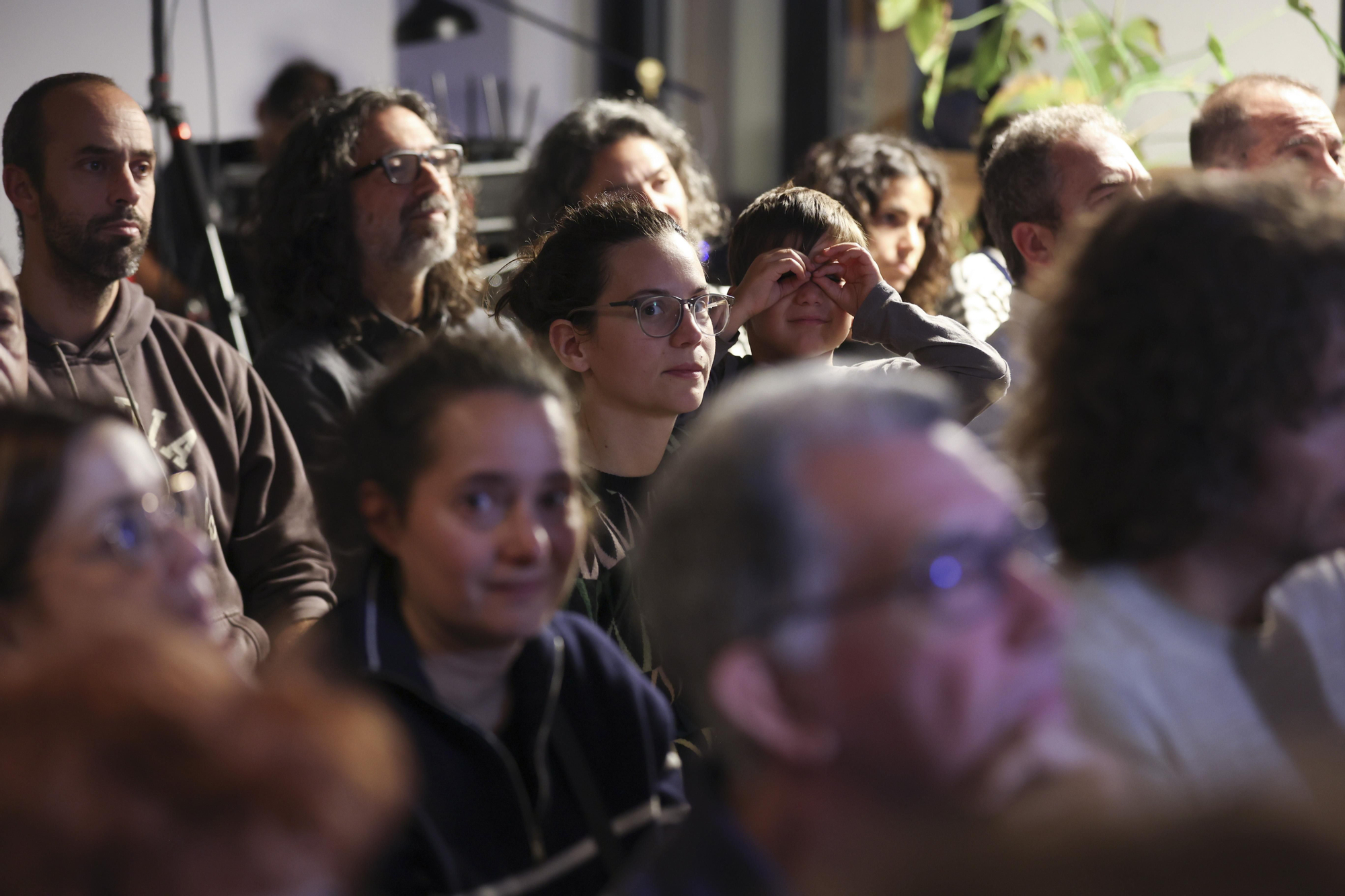 Los socios y socias de elDiario.es llenaron la sala durante el encuentro con Quique González