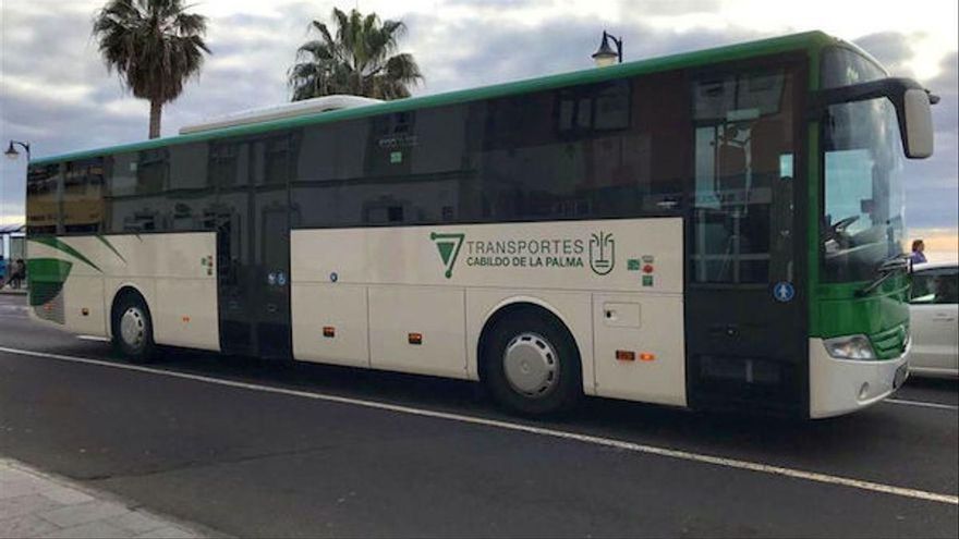 El Cabildo de La Palma reparte casi 800 bonos de guagua gratuitos entre las personas afectadas por la erupción