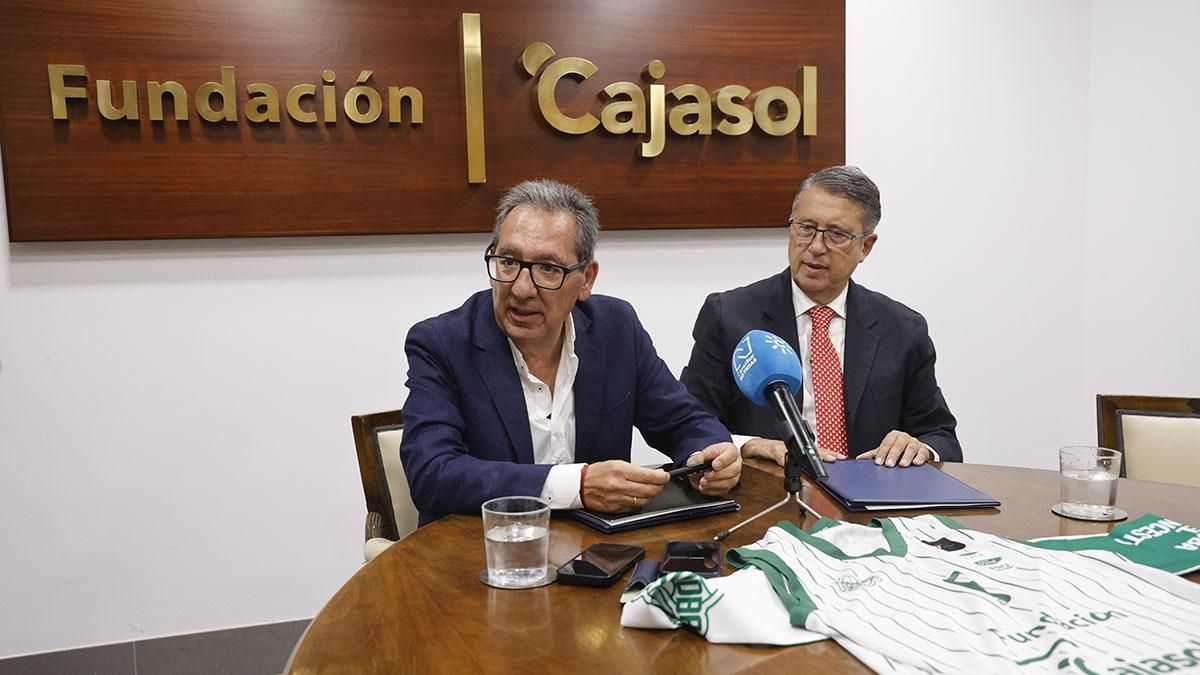 Firma del convenio entre la Fundación Cajasol y el Coto Córdoba CB