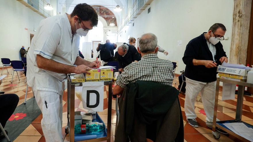 Italia ha puesto ya 100 millones de vacunas contra la COVID-19 EFE/EPA/GIUSEPPE LAMI/Archivo