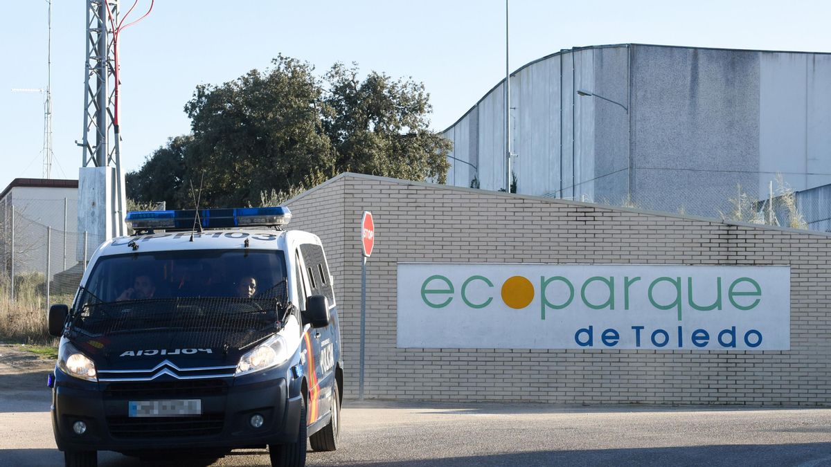 Un furgón de la Policía Nacional en el vertedero Ecoparque de Toledo donde se busca al segundo de los dos primos menores desaparecidos, a 27 de diciembre de 2022, en Toledo, Castilla La Mancha (España).