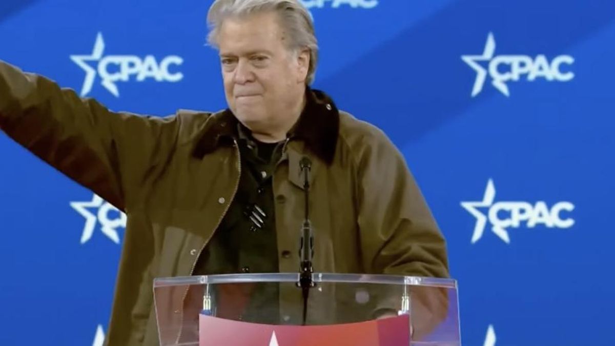 Steve Bannon hace un saludo nazi durante la cumbre ultra del trumpismo CPAC, el 20 de febrero de 2025.