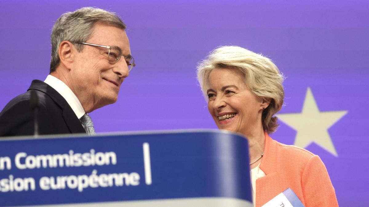 La presidenta de la Comisión Europea, Ursula von der Leyen, y el ex primer ministro italiano Mario Draghi asisten a una conferencia de prensa conjunta para presentar el informe final sobre el futuro de la competitividad de la UE en Bruselas este lunes. EFE/EPA/OLIVIER HOSLET