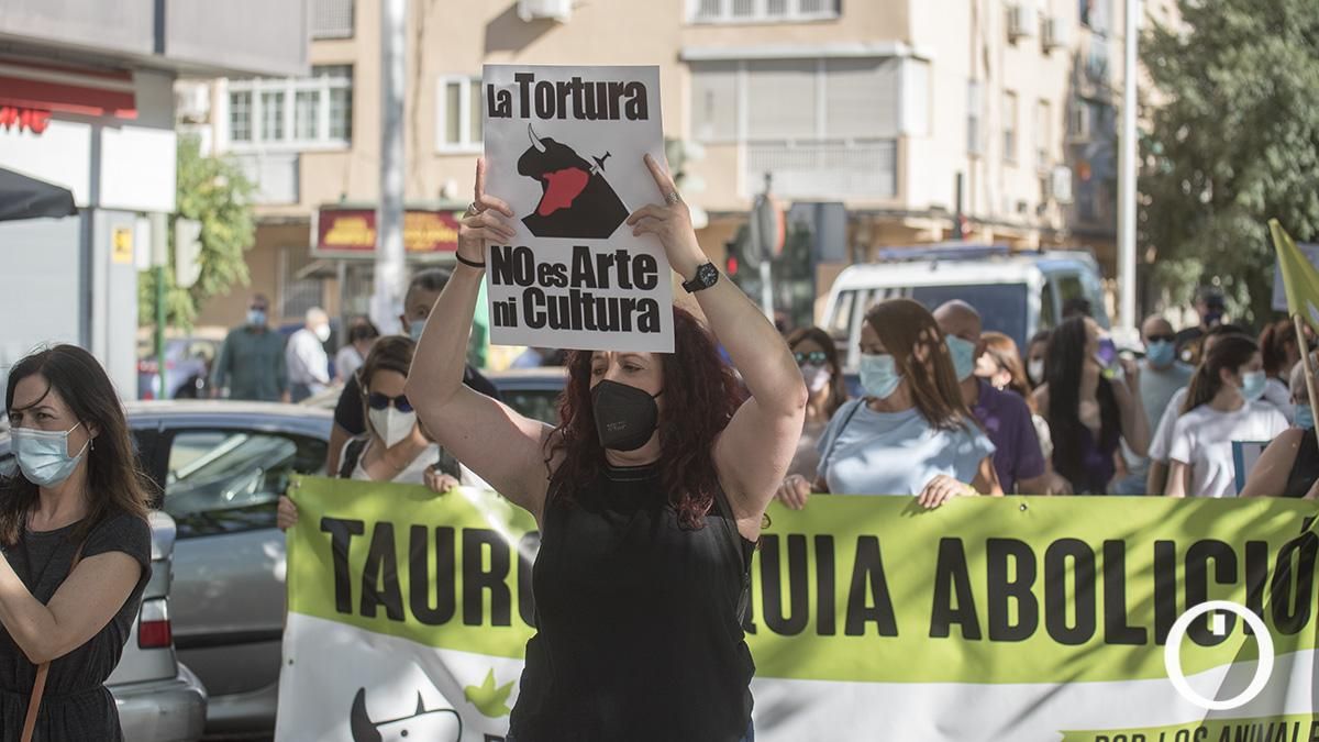 Una protesta antitaurina marcha contra el maltrato animal ante las corridas en la Plaza de Toros