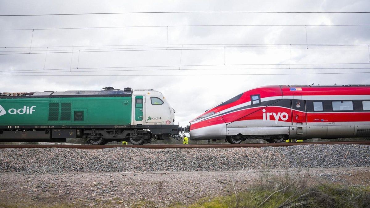 Una locomotora de Adif remolca por la vía los cinco vagones del tren Iryo que están en mejores condiciones.