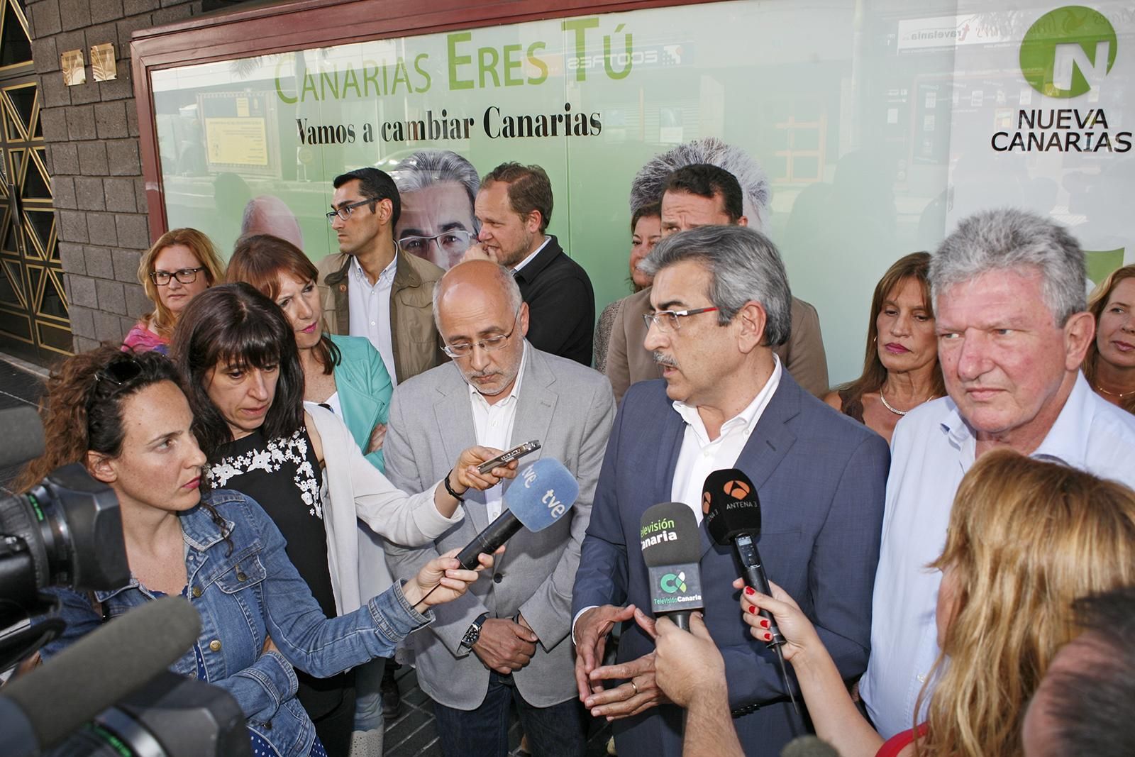 Pegada simbólica de carteles de campaña electoral. Foto: Alejandro Ramos