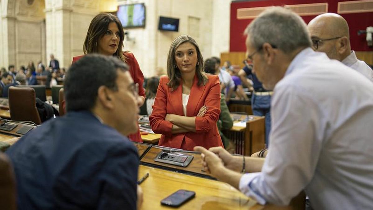 La portavoz socialista en el Parlamento andaluz, María Márquez, conversa con sus diputados durante el debate de política general.