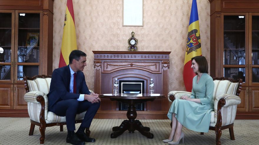 El presidente del Gobierno, Pedro Sánchez, junto a la presidenta de Moldavia, Maia Sandu, durante la visita oficial a Chisinau.