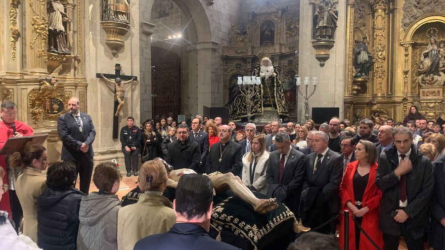 La limpieza del Santo Sepulcro, una de las tradiciones más arraigadas de la Semana Santa logroñesa