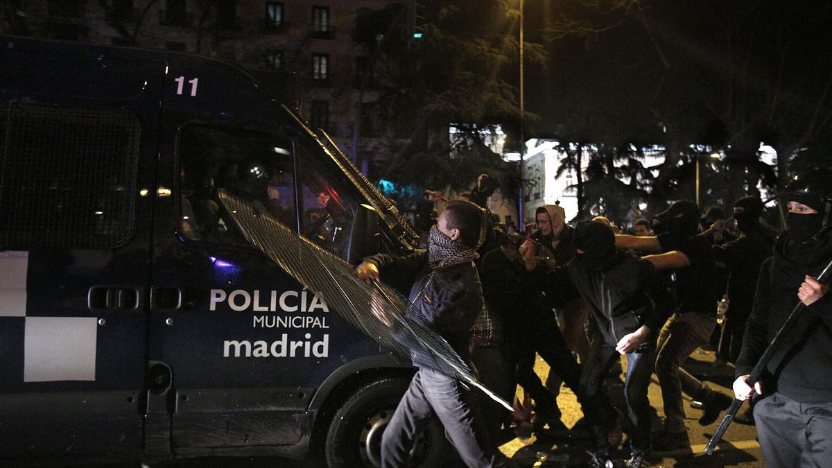 Un grupo de manifestantes arremete contra una furgoneta de la Policía municipal de Madrid / Olmo Calvo