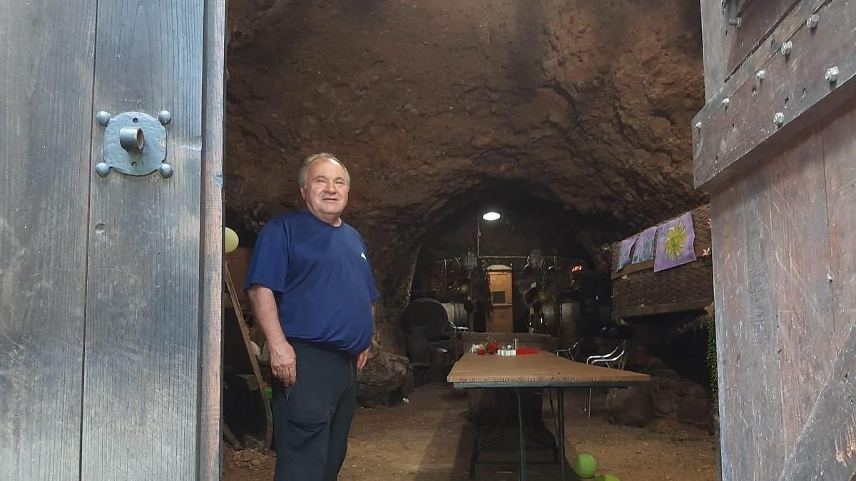 Pedro Diéguez, en su cueva de Las Médulas en la que se refugió del incendio que atravesó el paraje en agosto de 2025. 