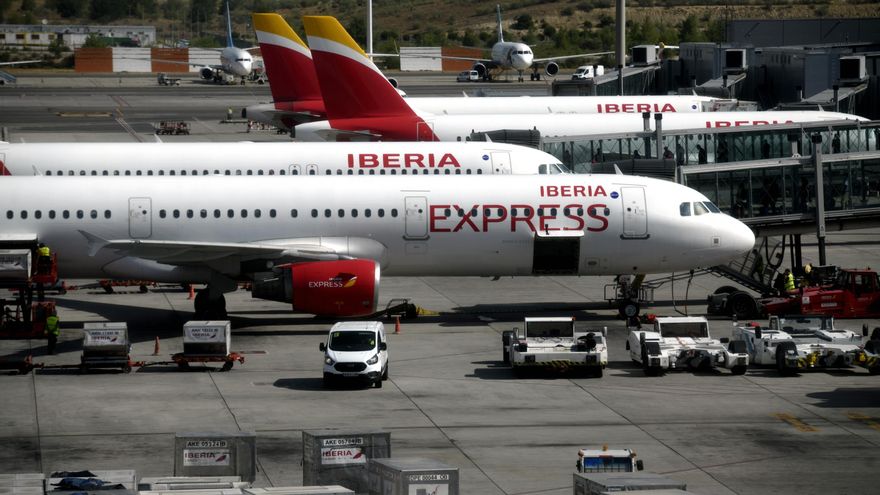 Aviones de Iberia Express en la terminal T4 del Aeropuerto de Madrid-Barajas Adolfo Suárez, en Madrid (España)