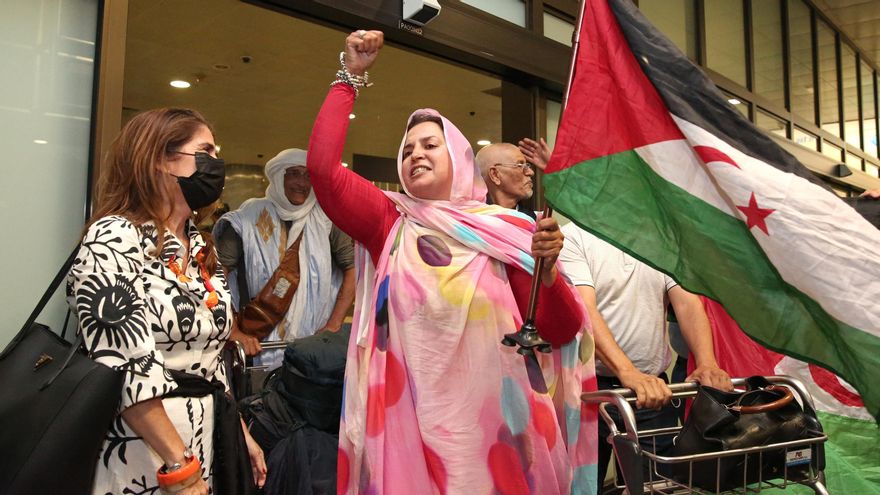 Sultana Jaya llega a Gran Canaria para recibir atención médica tras año y medio “asediada por autoridades de Marruecos"