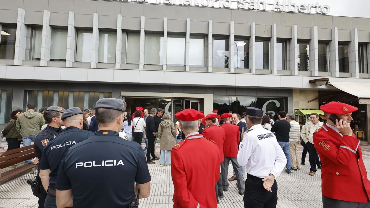 Autoridades, familiares y compañeros despiden en el tanatorio a los cinco policías forales fallecidos en un accidente