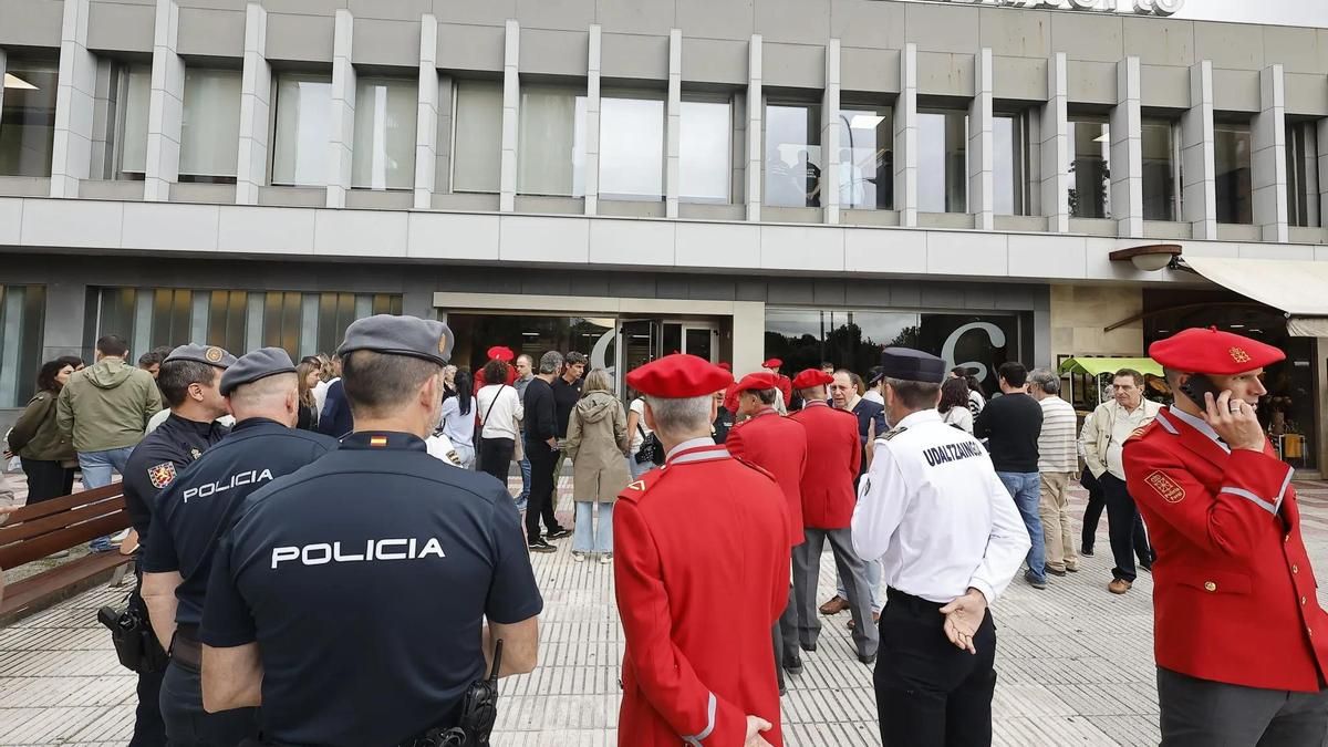 Autoridades, familiares y compañeros despiden en el tanatorio a los cinco policías forales fallecidos en un accidente