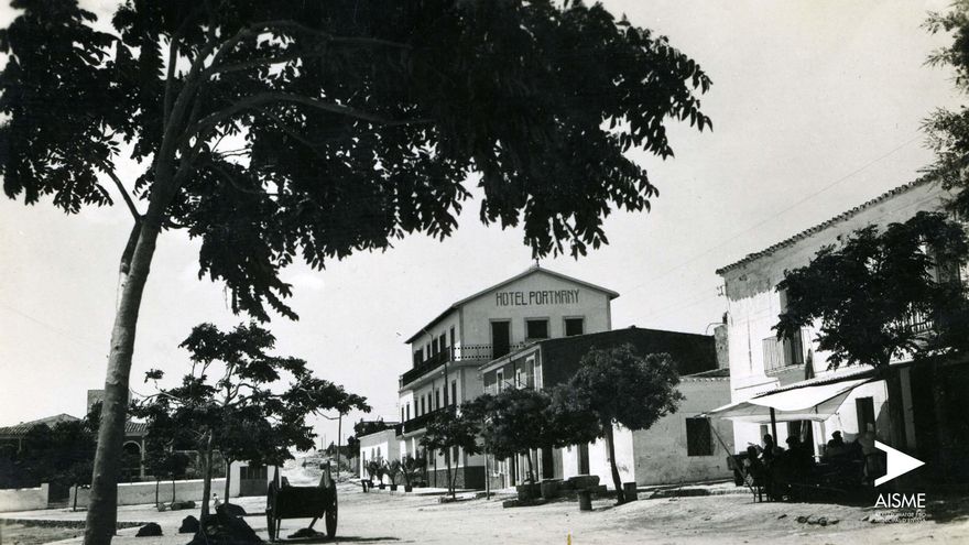 Hotel Portmany y el paseo de ses Palmeres, en Eivissa