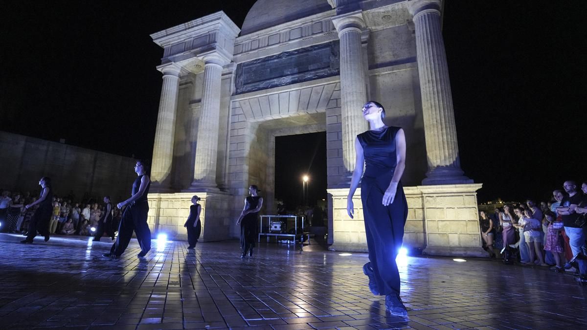 Noche del Patrimonio 2026 la compañía La Normal presenta en la Puerta del Puente Liminal