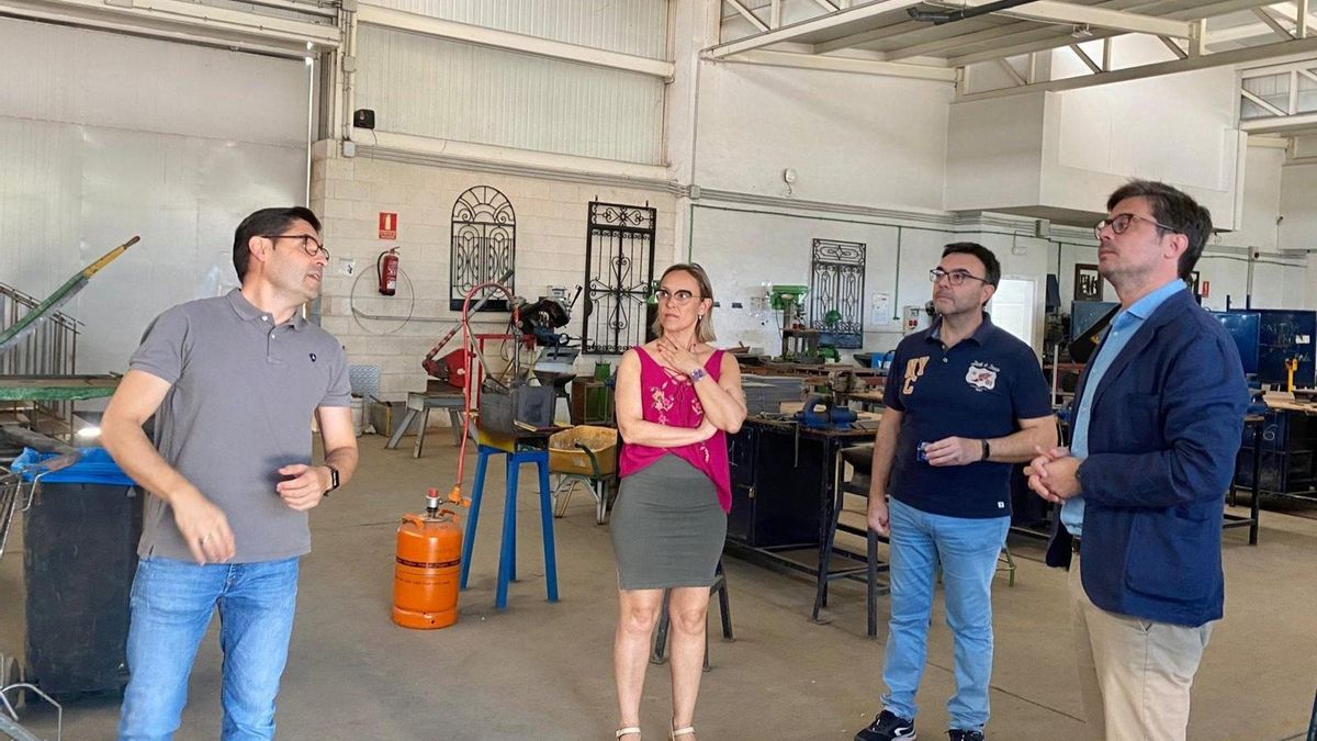 Copé (dcha.), durante su visita al remozado edificio de talleres del IES Felipe Solís Villechenous de Cabra