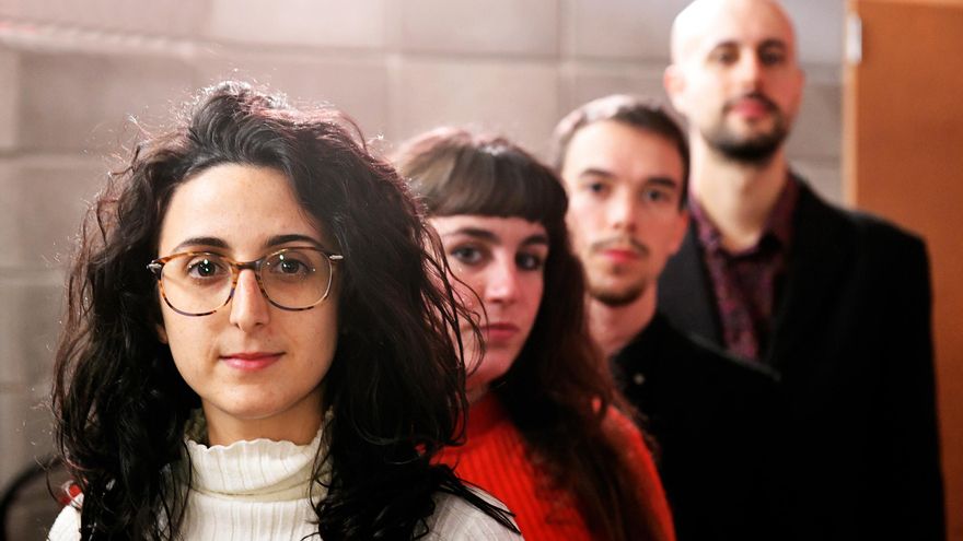 Grupos de WhatsApp para compartir información, denuncias o atajos inesperados son las estrategias que algunos de ellos se buscan para conseguir algo que debería ser un mero trámite