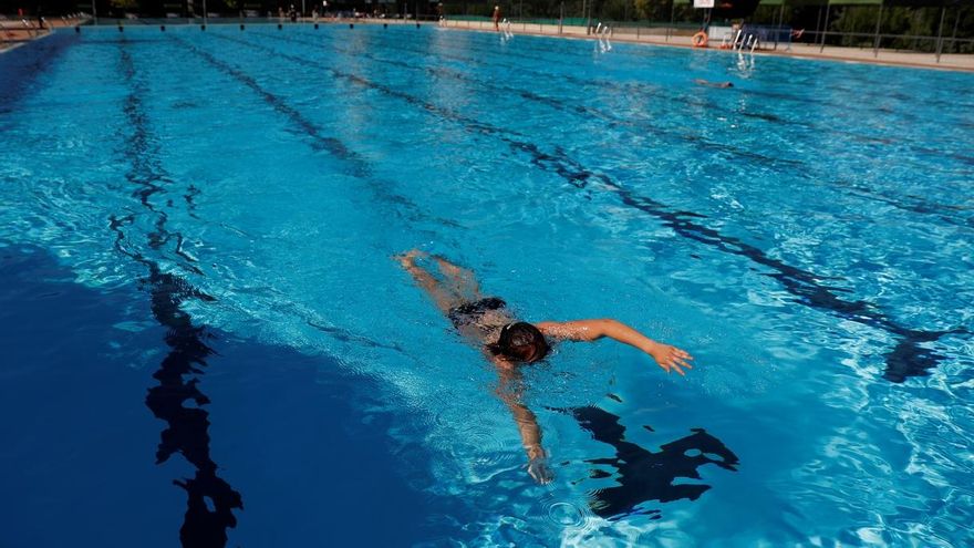 Un bañista disfruta de las instalaciones de la piscina del Centro Deportivo Municipal Vicente del Bosque, en la Avenida de Monforte de Lemos.