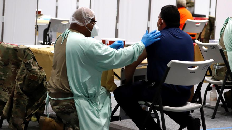 Un hombre recibe la vacuna contra la covid-19 en San Juan (Puerto Rico), en una fotografía de archivo. EFE/Thais Llorca