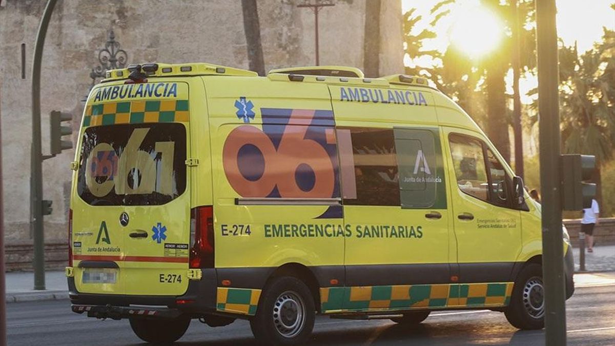 Archivo - Ambulancia de 061 en Sevilla.
