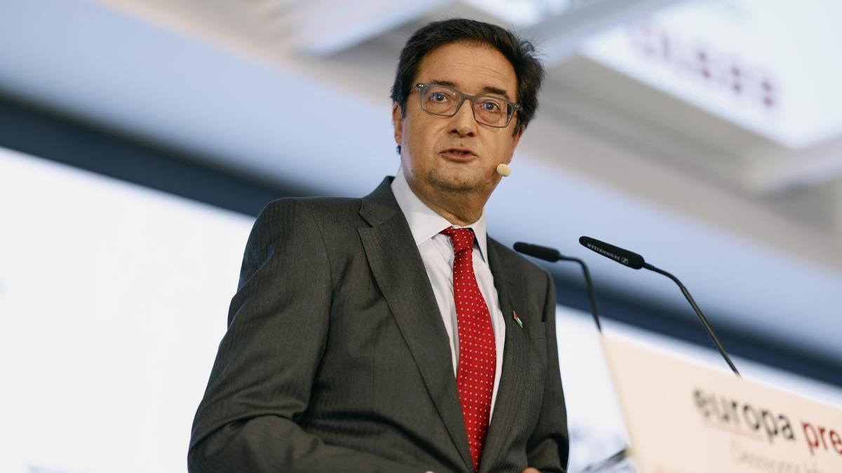 Óscar López: "Miles de madrileños llevan un mes en colas en el Metro o el bus, pero no lo verá en Telemadrid"