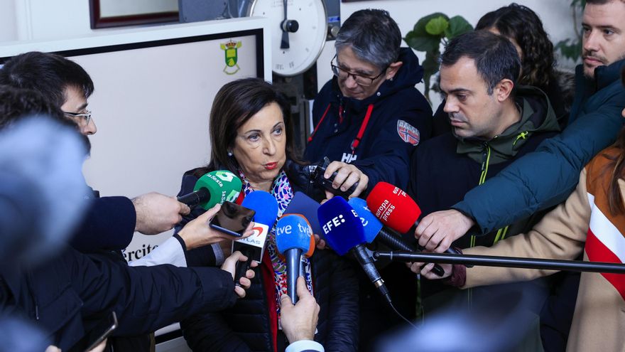 La ministra de Defensa, Margarita Robles, atiende a los medios durante su visita al Parque y Centro de Mantenimiento de Sistemas Acorazados (PCMASA) número 1 y el Laboratorio Central del Ejército, este viernes en Madrid. EFE/ Zipi