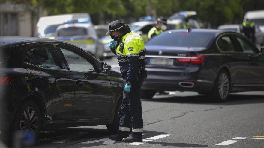 Imagen de archivo de agentes de la Policía Local de Sevilla efectuando controles de tráfico, el 22 de abril.