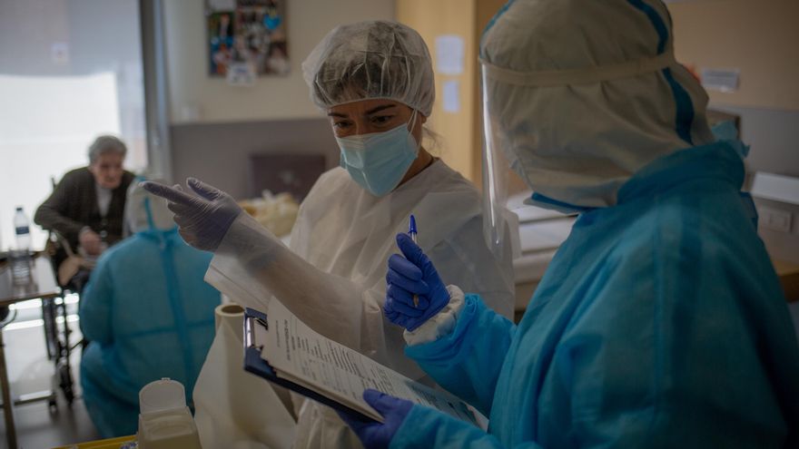 Voluntarios de la ONG Proactiva Open Arms en la Residencia Geriátrica Redós de Sant Pere de Ribes realizando tests rápidos de Covid-19 a residentes y trabajadores.