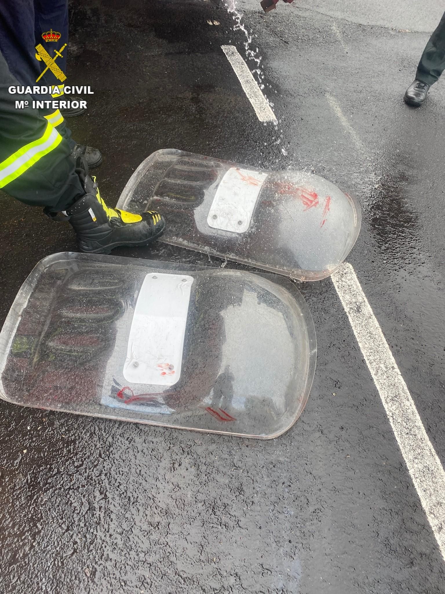 Escudos protectores de la Guardia Civil con manchas de sangre. GUARDIA CIVIL