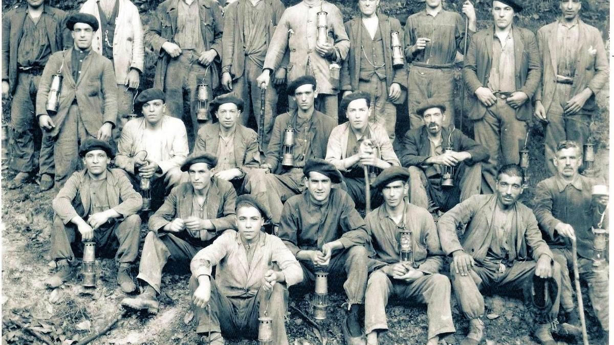 Mineros asturianos como los que en defensa de la República pasaron por León camino de Madrid.