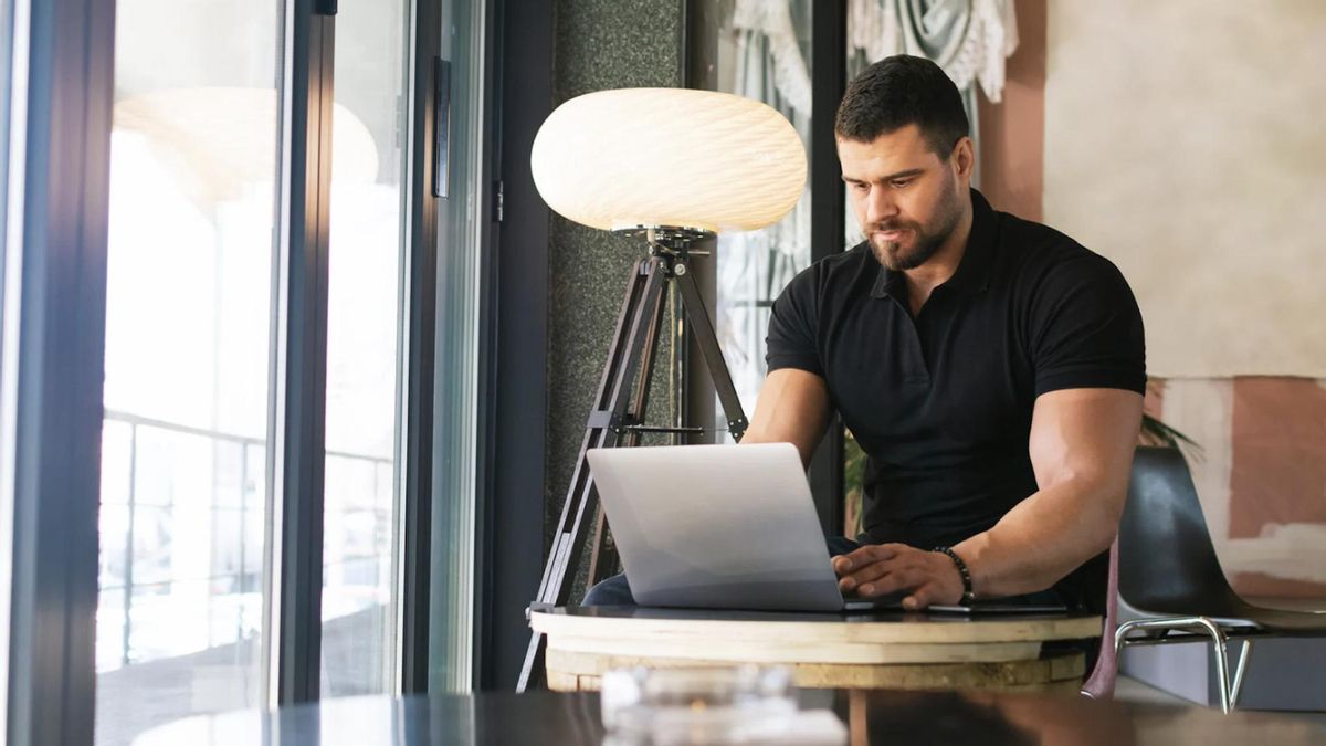 Gigantes tecnológicos refuerzan el modelo híbrido mientras crece la resistencia al regreso presencial