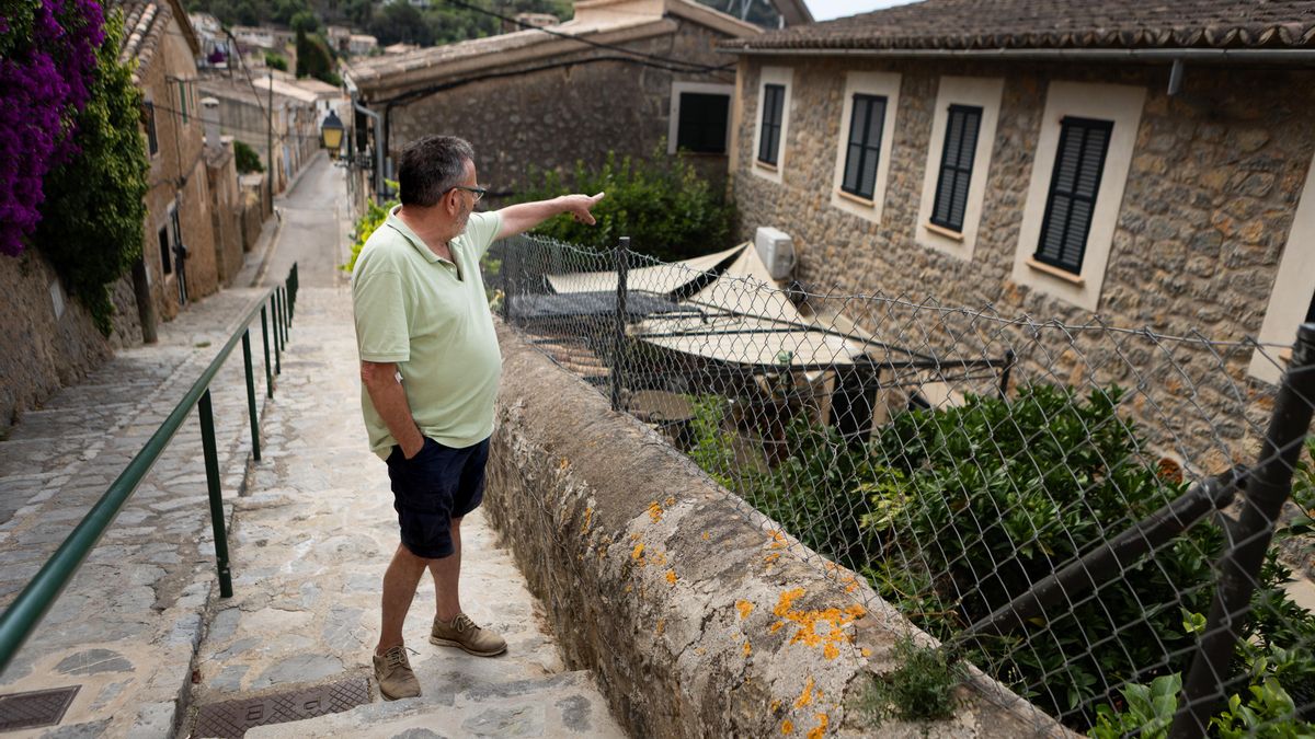 Guillem Mir señala la casa de la que los falangistas arrancaron a su abuelo