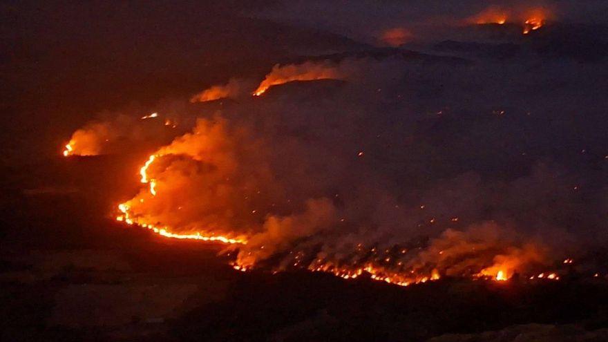 El incendio de Riglos deja una noche “muy complicada” y mantiene en alerta el entorno protegido de San Juan de la Peña
