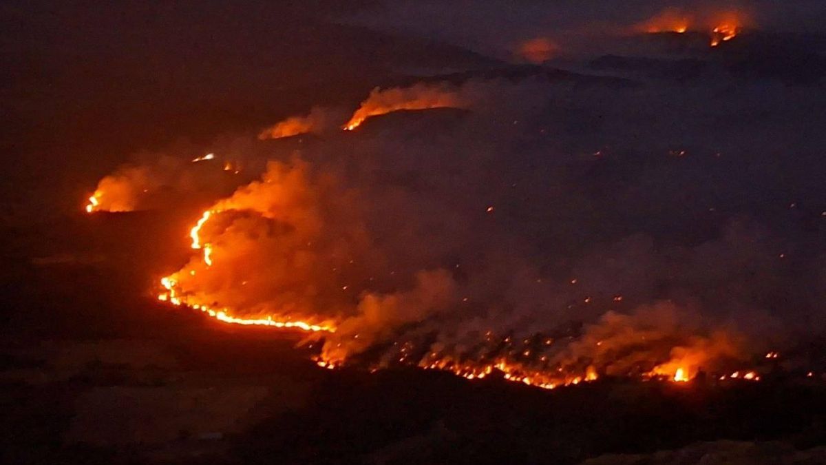El incendio de Riglos deja una noche “muy complicada” y preocupa su avance hacia Puente la Reina