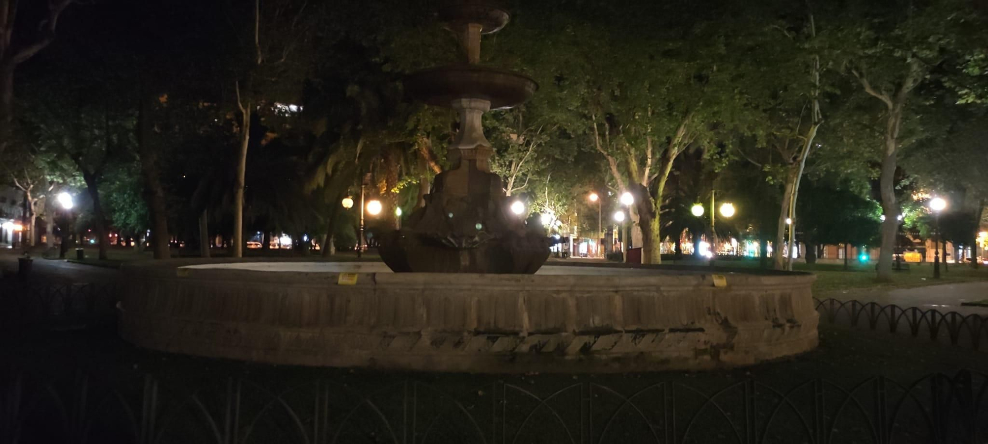 Greenpeace inunda las fuentes de Córdoba con mensajes de advertencia por el regadío intensivo