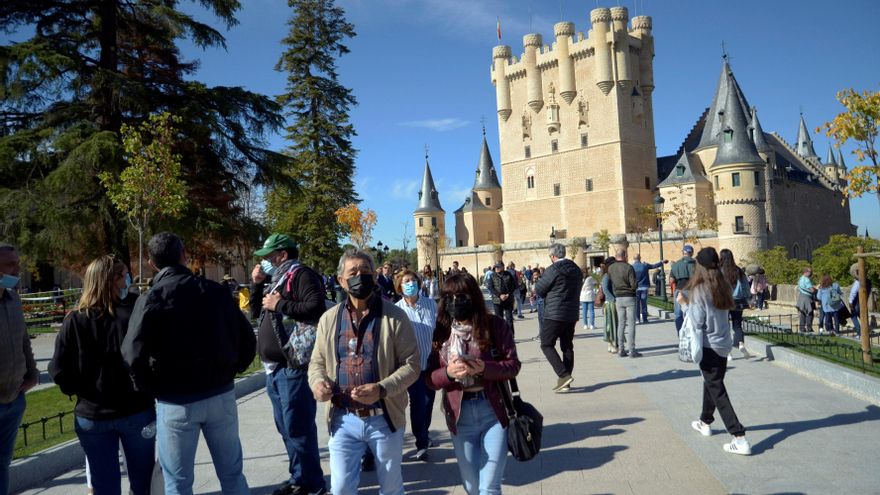 Un grupo de personas visita el Alcázar de Segovia, del gótico tardío, esta domingo, en el primer puente de turismo, en el que se han alcanzado niveles máximos de ocupación incluso más que antes de la pandemia. EFE/Pablo Martín