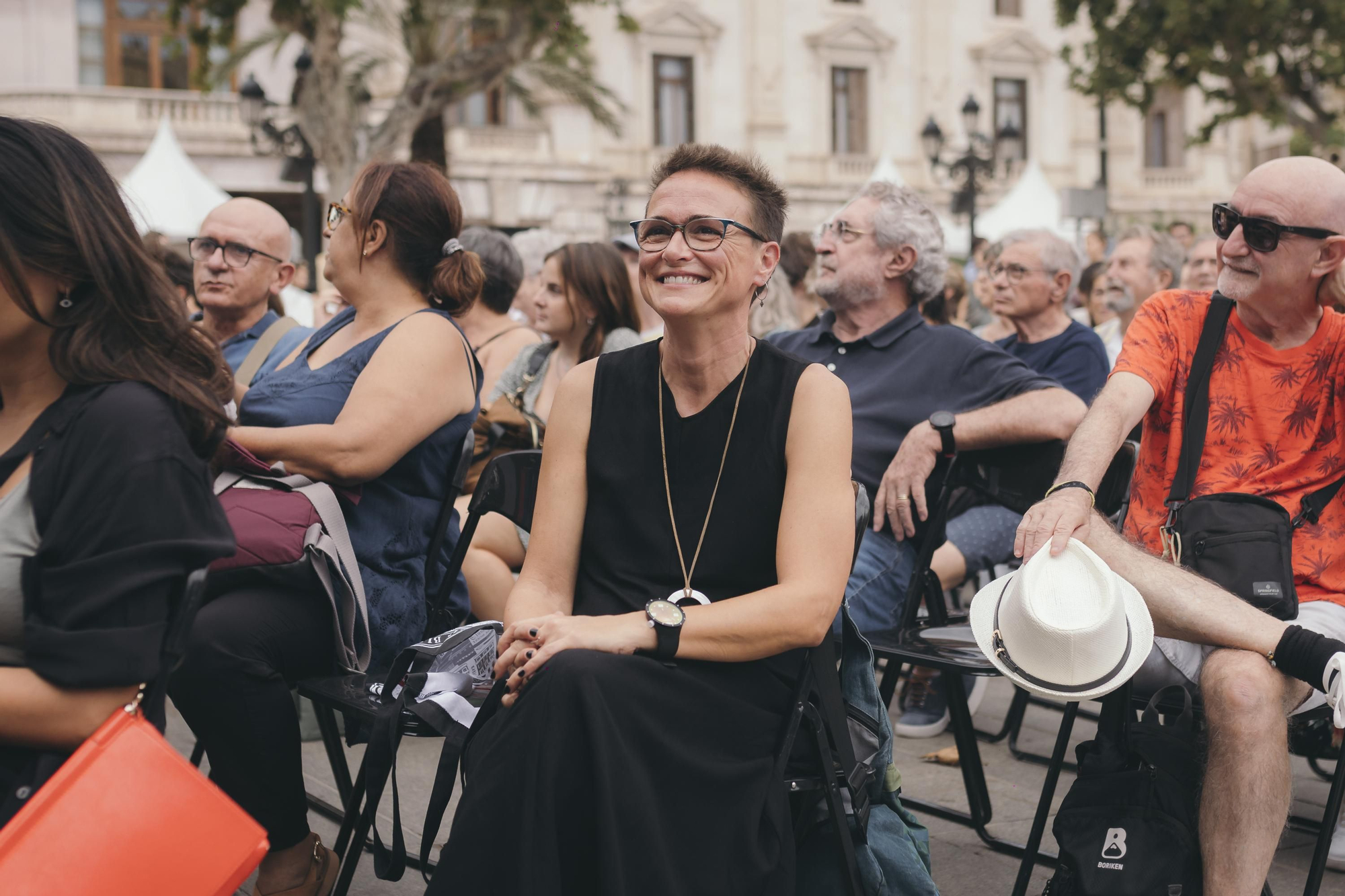 Una lectora de elDiario.es escucha atenta desde el público
