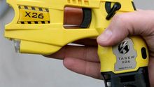 El Parlament da luz verde a los Mossos para disparar pistolas eléctricas
