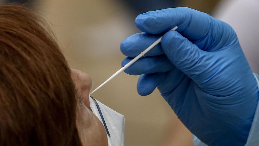 Una vecina de la zona básica de salud de San Juan de la Cruz se somete a un test de antígenos para detección del coronavirus en el polideportivo municipal El Torreón, en Pozuelo de Alarcón, Madrid (España), a 3 de noviembre de 2020.