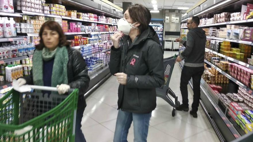 César Sánchez / ICAL . Compras en un supermercado de Ponferrada por el coronavirus.