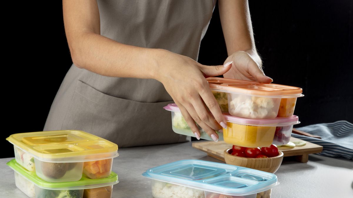 joven practicando la coccion por lotes con alimentos saludables